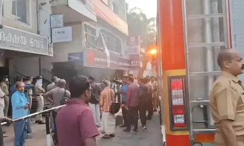 ശാസ്തമംഗലത്ത് സ്വകാര്യ ധനകാര്യ സ്ഥാപനത്തില്‍ തീപിടിത്തം; അക്ഷയ ടവേഴ്‌സില്‍ പുക ഉയര്‍ന്നത് പരിഭ്രാന്തി പരത്തി, വന്‍ ദുരന്തം ഒഴിവായത് അഗ്‌നിശമനസേനയുടെ ഇടപെടലില്‍
