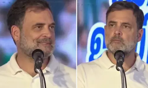 സ്വര്‍ണം കട്ടത് ആരപ്പാ... വേദിയില്‍ പാരഡി പാടി രാഹുല്‍ഗാന്ധി;  സഖാക്കളാണേ അയ്യപ്പാ എന്ന് സദസ്; പിന്നാലെ വന്‍ കൈയടി; ഈ വരികളിലൂടെ തന്നെ നിങ്ങള്‍ക്ക് കേരളത്തിലെ തിരഞ്ഞെടുപ്പിന്റെ യാഥാര്‍ഥ്യം മനസിലാകുമെന്നും രാഹുല്‍;  ശബരിമല വിഷയത്തില്‍ മോദിയെയും പിണറായിയെയും കടന്നാക്രമിച്ച് പ്രസംഗം