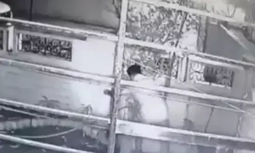 സ്ത്രീകൾ ഉള്ള വീടുകൾ മാത്രം നോക്കി മതിൽ ചാടിയെത്തുന്നത് ഒരൊറ്റ ഉദ്ദേശത്തിന്; സിസിടിവി ദൃശ്യങ്ങളിൽ ഞെട്ടൽ; വിരുതനെ പൊക്കാൻ വലവിരിച്ച് പോലീസ്