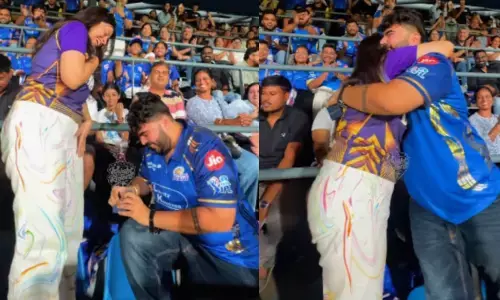 കൊല്‍ക്കത്ത നൈറ്റ് റൈഡേഴ്‌സ് സുന്ദരിക്ക് മുന്നില്‍ മുട്ടുകുത്തി മുംബൈ ഇന്ത്യന്‍സ് പയ്യന്‍; പ്രണയാഭ്യര്‍ത്ഥനയ്ക്കിടെ വന്‍ ട്വിസ്റ്റ്! മോതിരം സീറ്റിനിടയില്‍ വീണതോടെ തിരച്ചിലോട് തിരച്ചില്‍;  വാംഖഡെയുടെ നെഞ്ചിടിപ്പേറ്റിയ നിമിഷം; പിന്നാലെ കയ്യടി;  മുംബൈ നൈറ്റ് റൈഡേഴ്സ് എന്ന് നെറ്റിസണ്‍സ്