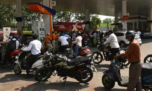 രാജ്യത്ത് ഇന്ധന പ്രതിസന്ധിയില്ല, ആവശ്യത്തിന് സ്റ്റോക്കുണ്ട്; അനാവശ്യ പരിഭ്രാന്തി ഒഴിവാക്കണമെന്ന് കേന്ദ്രസര്‍ക്കാര്‍