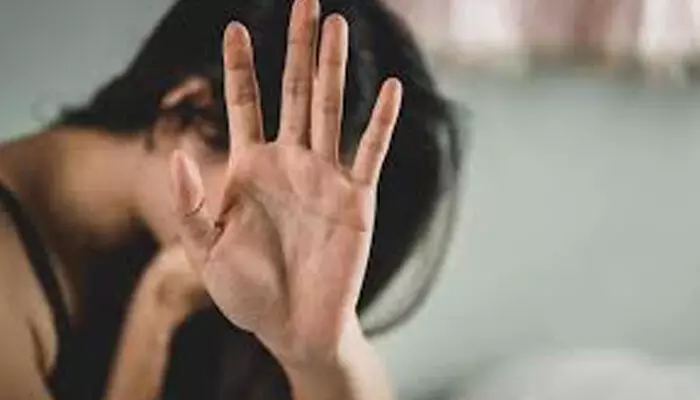 വാഹനം കാത്തുനിന്ന യുവതിയെ ലിഫ്റ്റ് വാഗ്ദാനം ചെയ്ത് കാറില് കയറ്റി; തോക്ക് ചൂണ്ടി പീഡിപ്പിച്ചു: യുവാവ് അറസ്റ്റില് വാഹനം കാത്തുനിന്ന യുവതിയെ ലിഫ്റ്റ് വാഗ്ദാനം ചെയ്ത് കാറില് കയറ്റി; തോക്ക് ചൂണ്ടി പീഡിപ്പിച്ചു: യുവാവ് അറസ്റ്റില്