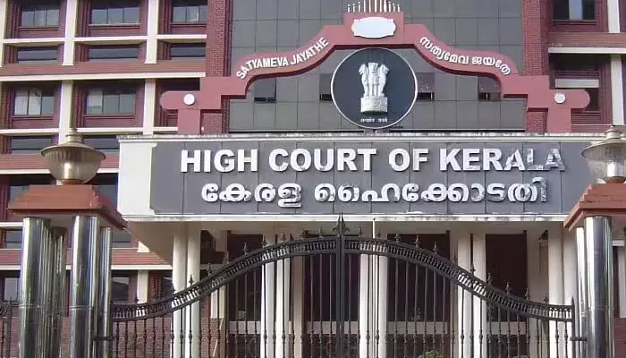 ലോകായുക്ത നിയമ ഭേദഗതി ശരിവെച്ച് ഹൈക്കോടതി; രമേശ് ചെന്നിത്തലയടക്കം നൽകിയ ഹര്ജികള് തള്ളി; ചില മാറ്റങ്ങളോടെ ഭേദഗതി അംഗീകരിക്കുകയാണെന്നും കോടതി ഉത്തരവ് ലോകായുക്ത നിയമ ഭേദഗതി ശരിവെച്ച് ഹൈക്കോടതി; രമേശ് ചെന്നിത്തലയടക്കം നൽകിയ ഹര്ജികള് തള്ളി; ചില മാറ്റങ്ങളോടെ ഭേദഗതി അംഗീകരിക്കുകയാണെന്നും കോടതി ഉത്തരവ്