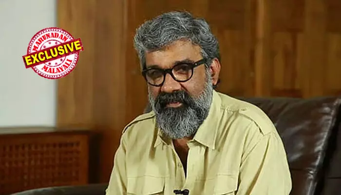 സിനിമാ സെറ്റില് കാരവന് ഉളളില് വച്ച് യുവനടിയെ കയറിപ്പിടിച്ചു; ആരും കയറി വരാതിരിക്കാന് മറ്റൊരു യുവതിയെ കാരവന് പുറത്ത് കാവല് നിര്ത്തി; ഒടുവില് പരാതിയും കേസുമായപ്പോള് മറ്റൊരു നടന്റെ ഇന്നോവ ഹൈക്രോസ് കാറില് രക്ഷപ്പെടാന് ശ്രമം; തൊടുപുഴയില് വച്ച് ടവല് ലൊക്കേഷന് നോക്കി പിടികൂടി; സംവിധായകന് രഞ്ജിത്തിന്റെ അറസ്റ്റില് കൂടുതല് വിവരങ്ങള് സിനിമാ സെറ്റില് കാരവന് ഉളളില് വച്ച് യുവനടിയെ കയറിപ്പിടിച്ചു; ആരും കയറി വരാതിരിക്കാന് മറ്റൊരു യുവതിയെ കാരവന് പുറത്ത് കാവല് നിര്ത്തി; ഒടുവില് പരാതിയും കേസുമായപ്പോള് മറ്റൊരു നടന്റെ ഇന്നോവ ഹൈക്രോസ് കാറില് രക്ഷപ്പെടാന് ശ്രമം; തൊടുപുഴയില് വച്ച് ടവല് ലൊക്കേഷന് നോക്കി പിടികൂടി; സംവിധായകന് രഞ്ജിത്തിന്റെ അറസ്റ്റില് കൂടുതല് വിവരങ്ങള്