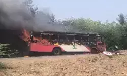 ബസും ബൈക്കും കൂട്ടിയിടിച്ച് തീപിടുത്തം; ബൈക്ക് യാത്രികൻ പൊള്ളലേറ്റ് മരിച്ചു; യാത്രക്കാർ രക്ഷപ്പെട്ടത് തലനാരിഴയ്ക്ക്