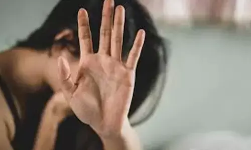 വാഹനം കാത്തുനിന്ന യുവതിയെ ലിഫ്റ്റ് വാഗ്ദാനം ചെയ്ത് കാറില്‍ കയറ്റി; തോക്ക് ചൂണ്ടി പീഡിപ്പിച്ചു: യുവാവ് അറസ്റ്റില്‍