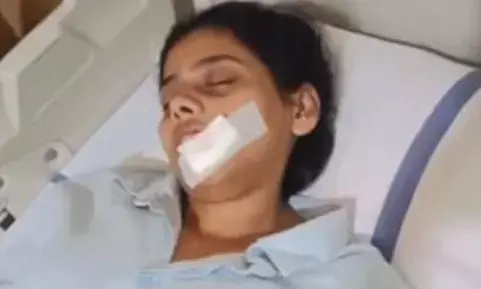 ട്രെയിന്‍ യാത്രയ്ക്കിടെ കൊടുംക്രൂരത; കല്ലേറില്‍ കോളജ് വിദ്യാര്‍ത്ഥിനിക്ക് ഗുരുതര പരിക്ക്; താടിയെല്ല് തകര്‍ന്നു, നാല് പല്ലുകള്‍ കൊഴിഞ്ഞു