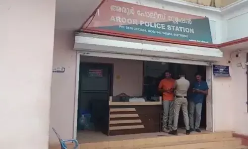 നാലു വര്‍ഷം മുമ്പ് ഒളിച്ചോടിയ ഭാര്യയെയും കാമുകനെയും കണ്ടു; നന്നായി നോക്കണമെന്ന് പരിഹാസം; വാക്കുതര്‍ക്കം, കയ്യാങ്കളി; യുവാവിന്റെ കൈ തല്ലിയൊടിച്ച് മുന്‍ഭര്‍ത്താവ്‌