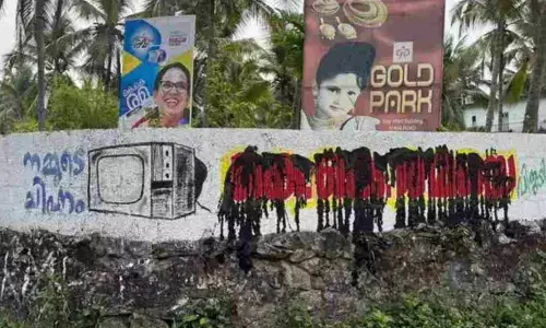 ചുവരെഴുത്തുകള്‍ കരിഓയില്‍ മുക്കി വികൃതമാക്കി;  സാമൂഹ്യ മാധ്യമങ്ങളില്‍ അശ്ലീലവും ദ്വയാര്‍ത്ഥ പ്രയോഗങ്ങളും വ്യാജ വീഡിയോകളും; വടകരയില്‍ പോര് മുറുകിയതോടെ കെ കെ രമയ്ക്ക് എതിരെ സൈബര്‍ സഖാക്കളുടെ അഴിഞ്ഞാട്ടം; റൂറല്‍ എസ്പിക്ക് പരാതി നല്‍കി; തോല്‍വി ഭയന്ന് ഇടതുപക്ഷം തരം താഴുന്നുവെന്ന് യുഡിഎഫ്