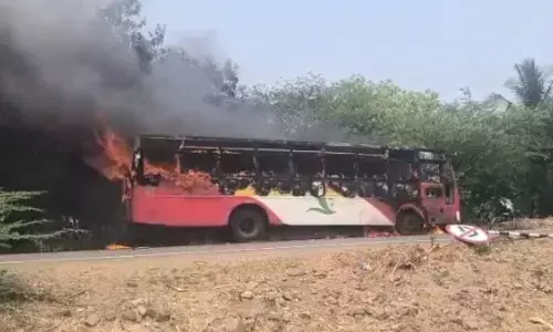 ബസും ബൈക്കും കൂട്ടിയിടിച്ച് തീപിടുത്തം; ബൈക്ക് യാത്രികൻ പൊള്ളലേറ്റ് മരിച്ചു; യാത്രക്കാർ രക്ഷപ്പെട്ടത് തലനാരിഴയ്ക്ക്