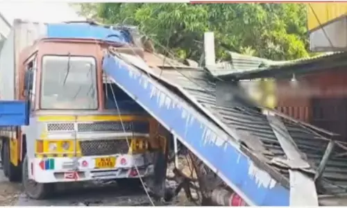 ആലുവയില് നിയന്ത്രണം വിട്ട ലോറി ബസ് സ്റ്റോപ്പിലേക്കും തൊട്ടടുത്ത കടയിലേക്കും ഇടിച്ചു കയറി; മൂന്ന് പേര്ക്ക് പരിക്കേറ്റു ആലുവയില് നിയന്ത്രണം വിട്ട ലോറി ബസ് സ്റ്റോപ്പിലേക്കും തൊട്ടടുത്ത കടയിലേക്കും ഇടിച്ചു കയറി; മൂന്ന് പേര്ക്ക് പരിക്കേറ്റു