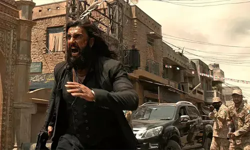 1400 കോടിയുമായി കുതിക്കുന്ന ധുരന്ധർ 2; കളക്ഷൻ റെക്കോർഡുകൾ തകർന്നു വീഴുമ്പോൾ വില്ലനായി പൈറസി; വ്യാജ പതിപ്പ് യൂട്യൂബിൽ