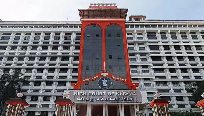 അപരന്മാരെ നിയോഗിക്കുന്നത് ജനാധിപത്യത്തെ കൊല ചെയ്യുന്ന നടപടി; വോട്ടര്മാരുടെ വിവേചനബുദ്ധിയെ വെല്ലുവിളിക്കരുത്; തിരഞ്ഞെടുപ്പ് പ്രക്രിയയുടെ സുതാര്യതയെ ഇല്ലാതാക്കും; രൂക്ഷ വിമര്ശനവുമായി ഹൈക്കോടതി; അഞ്ജലി നായരുടെ പേരുമാറ്റം പരിഗണിക്കാന് നിര്ദേശം അപരന്മാരെ നിയോഗിക്കുന്നത് ജനാധിപത്യത്തെ കൊല ചെയ്യുന്ന നടപടി; വോട്ടര്മാരുടെ വിവേചനബുദ്ധിയെ വെല്ലുവിളിക്കരുത്; തിരഞ്ഞെടുപ്പ് പ്രക്രിയയുടെ സുതാര്യതയെ ഇല്ലാതാക്കും; രൂക്ഷ വിമര്ശനവുമായി ഹൈക്കോടതി; അഞ്ജലി നായരുടെ പേരുമാറ്റം പരിഗണിക്കാന് നിര്ദേശം