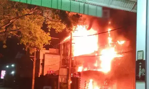 ഏറ്റുമാനൂരില്‍ നാലു കടകളില്‍ തീ പിടിത്തം; ഹോട്ടലും ബ്യൂട്ടി പാര്‍ലറും അടക്കം കത്തി നശിച്ചു: സംഭവം ഇന്ന് പുലര്‍ച്ചെ 1.20 ഓടെ