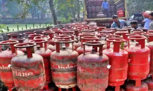 വാണിജ്യ സിലണ്ടറുകളുടെ വില കുത്തനെ കൂട്ടി കമ്പനികള്‍; 19 കിലോ സിലണ്ടറിന് ഇന്ന് മുതല്‍ 195.50 രൂപ അധികം നല്‍കണം