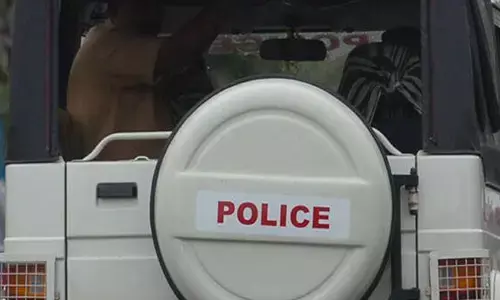 ഷൂവിനുള്ളില്‍വെച്ച താക്കോലെടുത്ത് വീടു തുറന്ന് പത്ത് പവനും 90,000 രൂപയും മോഷ്ടിച്ചു; ശേഷം താക്കോല്‍ തിരികെ വെച്ച് മോഷ്ടാവ് കടന്നു