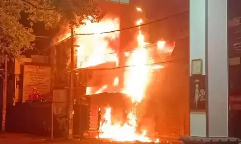 ഏറ്റുമാനൂര്‍ പേരൂര്‍ കവലയില്‍ കടകളില്‍ വന്‍ തീപിടിത്തം; ബ്യൂട്ടി പാര്‍ലറിലുണ്ടായ ഷോര്‍ട്ട് സര്‍ക്യൂട്ട് അപകടമായെന്ന് വിലയിരുത്തല്‍
