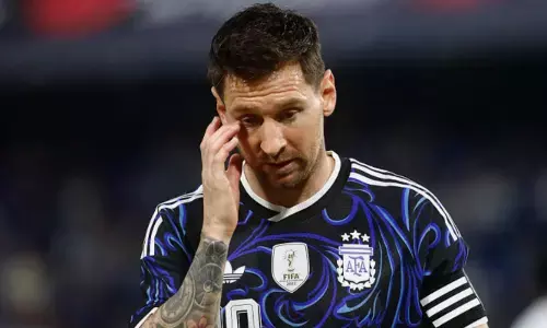 ഫുട്‌ബോള്‍ മിശിഹാ കണ്ണീരണഞ്ഞു! ലാ ബോംബോനെറ ഒപ്പം വിതുമ്പി;  അര്‍ജന്റീനന്‍ മണ്ണില്‍ അവസാന മത്സരത്തില്‍ ഗോളടിച്ചും ഗോളടിപ്പിച്ചും ആരാധകരെ ത്രസിപ്പിച്ച് ലയണല്‍ മെസി; ദേശീയഗാനത്തിനിടെ വികാരാധീനനായി പൊട്ടിക്കരഞ്ഞപ്പോള്‍ നിശ്ചലമായി ഗാലറി;  ലോകം സാക്ഷ്യം വഹിച്ച ആ വൈകാരിക നിമിഷം;  സാംബിയയെ അഞ്ചു ഗോളിന് തകര്‍ത്ത് അര്‍ജന്റീന; ലോകകപ്പ് മുന്നൊരുക്കം പൂര്‍ത്തിയാക്കി ലയണല്‍ സ്‌കലോണിയുടെ സംഘം