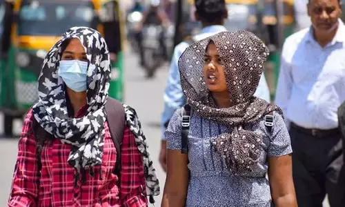 പുറത്തിറങ്ങിയാൽ തൊലി ഉരിയുന്ന വെയിൽ; ആവശ്യത്തിന് വെള്ളം കുടിച്ചില്ലെങ്കിൽ പണി കിട്ടും; സംസ്ഥാനത്ത് വീണ്ടും താപനില മുന്നറിയിപ്പ്; ജാഗ്രത നിർദ്ദേശവുമായി അധികൃതർ