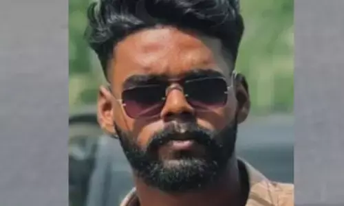 ഒരു കാൽനടക്കാരനെ തട്ടിയതും വണ്ടിയുടെ നിയന്ത്രണം നഷ്ടപ്പെട്ടു; ബൈക്ക് ലോറിക്ക് മുന്നിലേക്ക് തെറിച്ചുവീണ് യുവാവിന് ദാരുണാന്ത്യം; വേദനയോടെ ഉറ്റവർ