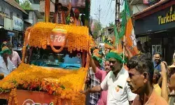 ഇത് വെറുമൊരു റോഡ് ഷോയല്ല, പിണറായിക്കുള്ള മറുപടി! ധര്‍മ്മടം മണ്ഡലത്തില്‍ ജനസാഗരത്തെ സാക്ഷിയാക്കി സുരേഷ് ഗോപി; കൊല്ലപ്പെട്ട രമിത്തിന്റെ അമ്മയെ ചേര്‍ത്തുപിടിച്ച് വികാരാധീനനായി താരം; പിണറായിയും തലശ്ശേരിയും ഇളകിമറിഞ്ഞു; കണ്ണൂരിലെ ചുവപ്പുക്കോട്ടകളില്‍ അങ്കം മുറുക്കി എന്‍ഡിഎ