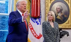 അര്‍ദ്ധരാത്രി വൈറ്റ് ഹൗസില്‍ നാടകീയ രംഗങ്ങള്‍; അറ്റോര്‍ണി ജനറല്‍ പാം ബോണ്ടിയെ ട്രംപ് പുറത്താക്കി