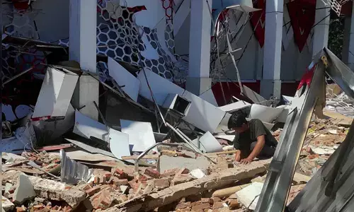 ഇന്തോനേഷ്യയില്‍ വന്‍ ഭൂചലനം; 7.4 തീവ്രത രേഖപ്പെടുത്തി: സുനാമി മുന്നറിയിപ്പ്