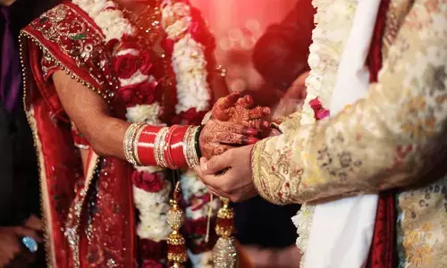 വിവാഹ വിരുന്നില്‍ വരനോട് മദ്യം വാങ്ങാന്‍ പണം ആവശ്യപ്പെട്ടു; വിസമ്മതിച്ചതോടെ മര്‍ദ്ദനം; വധുവിനെയും വരനെയും തല്ലിച്ചതച്ച് അയല്‍വാസികള്‍