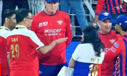 അന്ന് ഗ്രൗണ്ടില്‍വച്ച് പരസ്യമായ ശാസന നേരിട്ടത് കെ എല്‍ രാഹുല്‍; ആദ്യമത്സരത്തിലെ തോല്‍വിക്ക് പിന്നാലെ ഋഷഭ് പന്തിനും ഗോയങ്കയുടെ ക്ലാസ്സ്! പന്തുമായും പരിശീലകന്‍ ജസ്റ്റിന്‍ ലാംഗറുമായും ഗ്രൗണ്ടില്‍ നീണ്ടചര്‍ച്ച; സഞ്ജീവ് ഗോയങ്ക ഹാപ്പിയല്ലെന്ന് പരിഹസിച്ച് ആരാധകര്‍