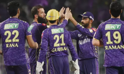 വിജയവഴിയില്‍ തിരിച്ചെത്താന്‍ തോറ്റവര്‍ ഇന്ന് നേര്‍ക്കുനേര്‍;  ഈഡന്‍ ഗാര്‍ഡന്‍സില്‍ തീപാറും പോരാട്ടം; കൊല്‍ക്കത്തയുടെ കോട്ടയില്‍ സണ്‍റൈസേഴ്സ് ഇറങ്ങുന്നു; നരെയ്‌നും ചക്രവര്‍ത്തിയും ഫോമിലാകുമോ? പാറ്റ് കമ്മിന്‍സിന്റെ അഭാവം മറികടക്കാന്‍ ഹൈദരാബാദ്