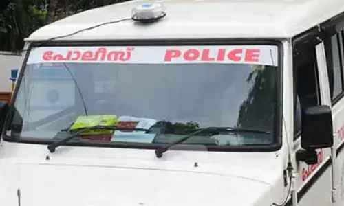 നടിയെ വിവാഹം കഴിക്കണം; പുത്തന്‍ സാരിയുമായി വീട്ടിലെത്തി യുവാവ്; ഇന്‍സ്റ്റഗ്രാമിലൂടെ അശ്ലീല സന്ദേശം അയച്ചതായും പരാതി