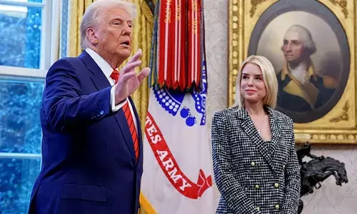 അര്‍ദ്ധരാത്രി വൈറ്റ് ഹൗസില്‍ നാടകീയ രംഗങ്ങള്‍; അറ്റോര്‍ണി ജനറല്‍ പാം ബോണ്ടിയെ ട്രംപ് പുറത്താക്കി