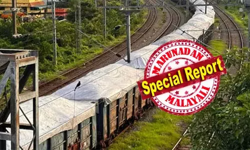 ട്രാക്കില്‍ നിര്‍ത്തിയിട്ടിരുന്ന ഗുഡ്സ് ട്രെയിനിന് മുകളില്‍ കയറി മൊബൈല്‍ ഫോണില്‍ സെല്‍ഫിയെടുക്കാന്‍ ശ്രമം; കാല്‍ വഴുതി വീഴാന്‍ പോയ വിദ്യാര്‍ത്ഥി ബാലന്‍സ് നിലനിര്‍ത്താനായി മുകളിലെ ഹൈ വോള്‍ട്ടേജ് വൈദ്യുതി ലൈനില്‍ കടന്നു പിടിച്ചു; ദുരന്തം തിക്കോടിയില്‍; ഗുരുതരമായി പരിക്കേറ്റത് പയ്യോളിക്കാരന്; നാടിനെ നടുക്കി ദുരന്തം