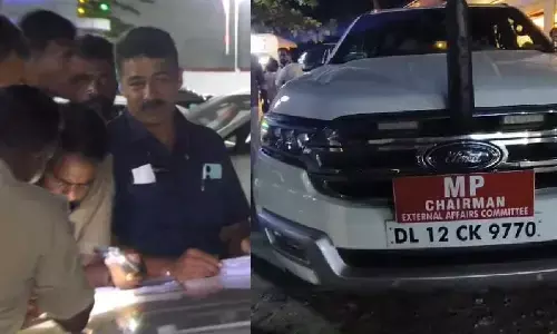 ശശി തരൂര്‍ എംപിയുടെ ഗണ്‍മാന് നേരെ കയ്യേറ്റ ശ്രമം; ബൈക്കിലെത്തിയ സംഘം വാഹനം തടഞ്ഞ് അസഭ്യം പറയുകയും ഗണ്‍മാനെ മര്‍ദിച്ചു; അഞ്ച് പേര്‍ക്കെതിരെ കേസ്