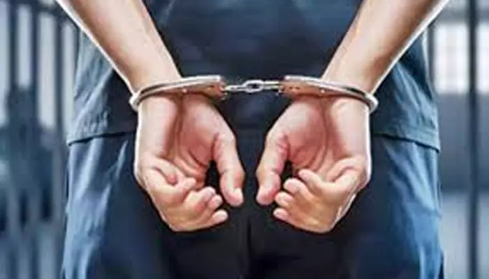 ഭര്‍ത്താവിനെ കൊല്ലാന്‍ സ്വര്‍ണം വിറ്റ് തോക്ക് വാങ്ങി ഭാര്യ;  ഉറങ്ങിക്കിടന്നപ്പോള്‍ കാമുകനൊപ്പം ചേര്‍ന്ന് കൊലപാതകം:  ദാരുണമായി മരിച്ചത് ബിഎസ്എഫ് ജവാന്‍