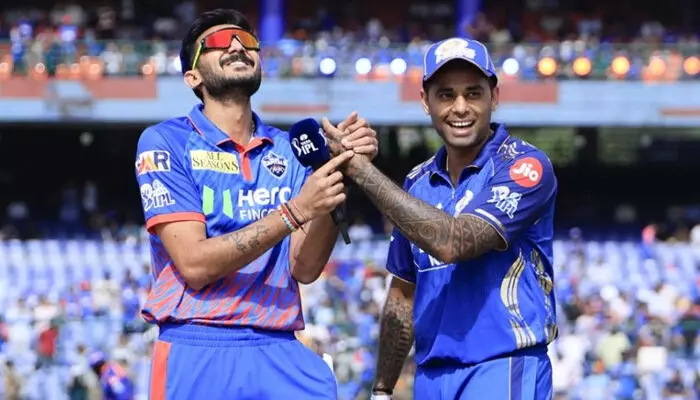 ഐപിഎല്ലില്‍ ഇന്ത്യന്‍ നായകനും ഉപനായകനും നേര്‍ക്കുനേര്‍; ഹാര്‍ദികിന് പകരം മുംബൈയെ നയിക്കാന്‍ സൂര്യകുമാര്‍; ടോസിലെ ഭാഗ്യം അക്‌സര്‍ പട്ടേലിന്;  മുംബൈ ഇന്ത്യന്‍സ് ആദ്യം ബാറ്റുചെയ്യും