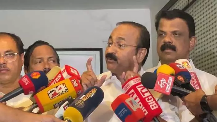 ചാനലുകളില്‍ വരുന്നത് പെയ്ഡ് സര്‍വെകള്‍; നൂറിലധികം സീറ്റുകളുമായി യു.ഡി.എഫ് അധികാരത്തിലെത്തും; തീവ്രവാദ സംഘടനയെന്നു സി.പി.എം പ്രഖ്യാപിച്ചവരുമായി ചേര്‍ന്ന് മത്സരിക്കുന്ന മുഖ്യമന്ത്രിയോട് കാപട്യമെ നിന്റെ പേരാണോ പിണറായി വിജയനെന്ന് ചോദിക്കേണ്ട സ്ഥിതി; ആഞ്ഞടിച്ചു വി ഡി സതീശന്‍