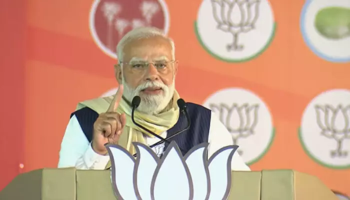 ശബരിമല അയ്യപ്പനെ പ്രണമിച്ചുകൊണ്ട് തുടക്കം; അനൂപ് ആന്റണിയെ സ്വന്തം വലംകൈ എന്ന് വിശേഷിപ്പിച്ചു; സംസ്ഥാനത്തിന്റെ വികസനം തിരുവല്ലയില്‍ നിന്ന് തുടക്കമാകുമെന്നും ഉറപ്പ്; ഇടത് സര്‍ക്കാരിന്റെ നാളുകള്‍ എണ്ണപ്പെട്ടു; കേരളത്തില്‍ ആദ്യമായി എന്‍ഡിഎ സര്‍ക്കാര്‍ വരുമെന്നും പ്രധാനമന്ത്രി;  തിരുവല്ലയില്‍ പടയണി തപ്പില്‍ താളം പിടിച്ച് മോദി; പ്രസംഗം തുടങ്ങിയത് മലയാളത്തില്‍