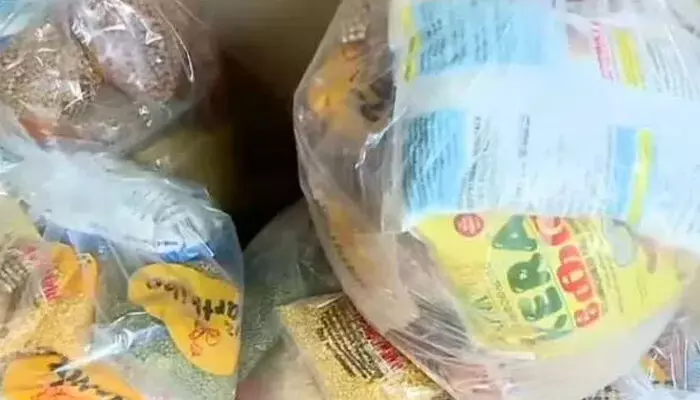 സൂപ്പര്മാര്ക്കറ്റില്നിന്ന് സൗജന്യമായി കിറ്റ് വാങ്ങാന് കൂട്ടത്തോടെ വീട്ടമ്മമാര്; ബിജെപി സ്ഥാനാര്ഥിക്ക് വോട്ടിനായാണ് ഈ കിറ്റ് വിതരണമെന്ന് എല്ഡിഎഫ്; രാധാകൃഷ്ണന് എന്നയാളാണ് കിറ്റുകള് തയ്യാറാക്കാന് ഏല്പ്പിച്ചതെന്ന് കടയുടമ; സൂപ്പര്മാര്ക്കറ്റ് അടപ്പിച്ചു സൂപ്പര്മാര്ക്കറ്റില്നിന്ന് സൗജന്യമായി കിറ്റ് വാങ്ങാന് കൂട്ടത്തോടെ വീട്ടമ്മമാര്; ബിജെപി സ്ഥാനാര്ഥിക്ക് വോട്ടിനായാണ് ഈ കിറ്റ് വിതരണമെന്ന് എല്ഡിഎഫ്; രാധാകൃഷ്ണന് എന്നയാളാണ് കിറ്റുകള് തയ്യാറാക്കാന് ഏല്പ്പിച്ചതെന്ന് കടയുടമ; സൂപ്പര്മാര്ക്കറ്റ് അടപ്പിച്ചു