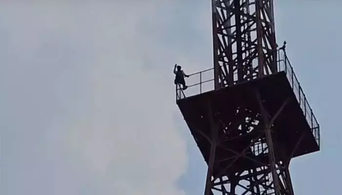 പാചകവാതക ക്ഷാമം രൂക്ഷം; മുഖ്യമന്ത്രിയെ നേരിട്ടു കാണണം; ഹൈദരാബാദില് മൊബൈല് ടവറിന് മുകളില് കയറി ഓട്ടോ ഡ്രൈവറുടെ പ്രതിഷേധം പാചകവാതക ക്ഷാമം രൂക്ഷം; മുഖ്യമന്ത്രിയെ നേരിട്ടു കാണണം; ഹൈദരാബാദില് മൊബൈല് ടവറിന് മുകളില് കയറി ഓട്ടോ ഡ്രൈവറുടെ പ്രതിഷേധം