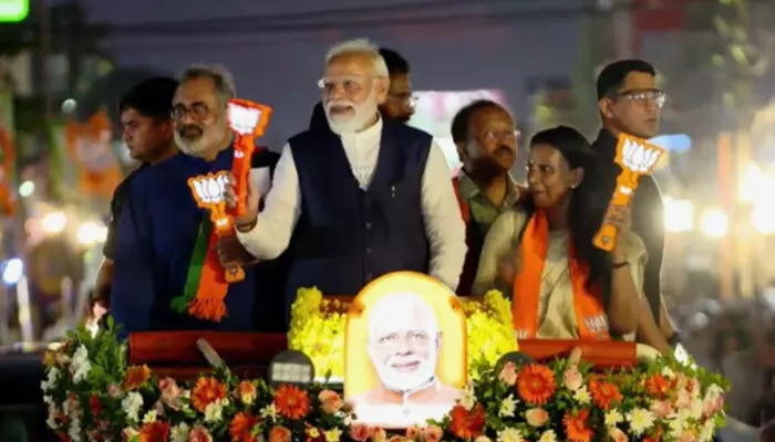 കരമന മുതല് കിള്ളിപ്പാലം വരെ റോഡ് ഷോ; ദീപപ്രഭയില് തെളിയുന്ന താമര ചിഹ്നവുമേന്തി മോദിക്കൊപ്പം നാല് സ്ഥാനാര്ത്ഥികള്; എന്ഡിഎ പ്രചരണത്തിന് ആവേശം പകര്ന്ന് പ്രധാനമന്ത്രി തിരുവനന്തപുരത്ത് കരമന മുതല് കിള്ളിപ്പാലം വരെ റോഡ് ഷോ; ദീപപ്രഭയില് തെളിയുന്ന താമര ചിഹ്നവുമേന്തി മോദിക്കൊപ്പം നാല് സ്ഥാനാര്ത്ഥികള്; എന്ഡിഎ പ്രചരണത്തിന് ആവേശം പകര്ന്ന് പ്രധാനമന്ത്രി തിരുവനന്തപുരത്ത്