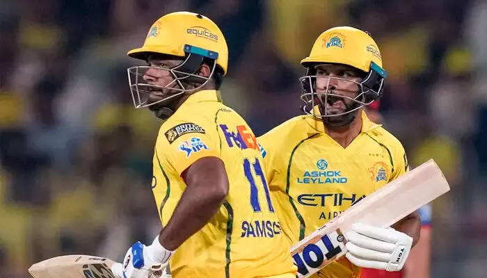 ക്യാപ്റ്റന്‍ ഗെയ്ക്ക്വാദിനെക്കുറിച്ച് എന്താണ് പറയുന്നത്? അദ്ദേഹം സഞ്ജുവിന്റെ സാന്നിധ്യത്തെ ഭയക്കുന്നുണ്ടോ എന്ന്  മൈക്കിള്‍ വോണ്‍; സഞ്ജുവിനെപ്പോലെ പരിചയസമ്പന്നനായ ഒരു മുന്‍ നായകന്‍ ടീമിലുള്ളത് വെല്ലുവിളിയെന്ന് സൈമണ്‍ ഡൂള്‍; ചെന്നൈയുടെ രണ്ടാം തോല്‍വിക്കിടെ ക്യാപ്റ്റന്‍സി ചര്‍ച്ചയാക്കി മുന്‍ താരങ്ങള്‍