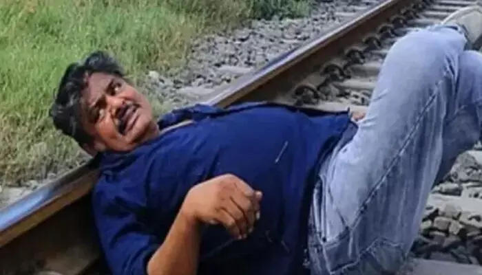 റെയില്വേ പാളത്തില് തലവെച്ച് കിടന്ന് തെരഞ്ഞെടുപ്പ് പ്രചാരണം; കരുണാനിധിയെ അനുകരിച്ച നടന് മന്സൂര് അലി ഖാനെതിരെ കേസെടുത്ത് ആര്പിഎഫ് റെയില്വേ പാളത്തില് തലവെച്ച് കിടന്ന് തെരഞ്ഞെടുപ്പ് പ്രചാരണം; കരുണാനിധിയെ അനുകരിച്ച നടന് മന്സൂര് അലി ഖാനെതിരെ കേസെടുത്ത് ആര്പിഎഫ്