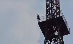 പാചകവാതക ക്ഷാമം രൂക്ഷം; മുഖ്യമന്ത്രിയെ നേരിട്ടു കാണണം; ഹൈദരാബാദില് മൊബൈല് ടവറിന് മുകളില് കയറി ഓട്ടോ ഡ്രൈവറുടെ പ്രതിഷേധം പാചകവാതക ക്ഷാമം രൂക്ഷം; മുഖ്യമന്ത്രിയെ നേരിട്ടു കാണണം; ഹൈദരാബാദില് മൊബൈല് ടവറിന് മുകളില് കയറി ഓട്ടോ ഡ്രൈവറുടെ പ്രതിഷേധം