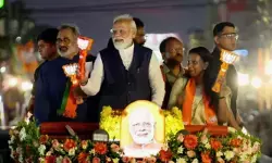 കരമന മുതല് കിള്ളിപ്പാലം വരെ റോഡ് ഷോ; ദീപപ്രഭയില് തെളിയുന്ന താമര ചിഹ്നവുമേന്തി മോദിക്കൊപ്പം നാല് സ്ഥാനാര്ത്ഥികള്; എന്ഡിഎ പ്രചരണത്തിന് ആവേശം പകര്ന്ന് പ്രധാനമന്ത്രി തിരുവനന്തപുരത്ത് കരമന മുതല് കിള്ളിപ്പാലം വരെ റോഡ് ഷോ; ദീപപ്രഭയില് തെളിയുന്ന താമര ചിഹ്നവുമേന്തി മോദിക്കൊപ്പം നാല് സ്ഥാനാര്ത്ഥികള്; എന്ഡിഎ പ്രചരണത്തിന് ആവേശം പകര്ന്ന് പ്രധാനമന്ത്രി തിരുവനന്തപുരത്ത്