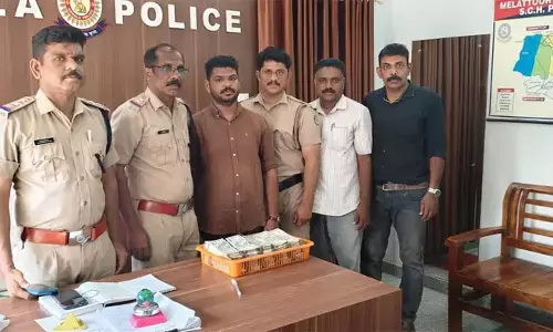 രേഖകളില്ലാത്ത 19 ലക്ഷവുമായി കൊടുവള്ളി സ്വദേശി മേലാറ്റൂരില്‍ പിടിയില്‍; സ്വകാര്യ ബസില്‍ കടത്താന്‍ ശ്രമിച്ച പണം പോലീസ് പിടികൂടി