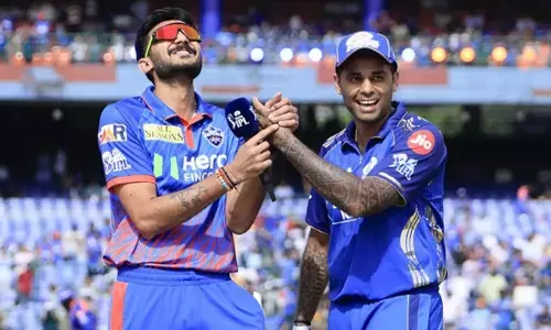 ഐപിഎല്ലില്‍ ഇന്ത്യന്‍ നായകനും ഉപനായകനും നേര്‍ക്കുനേര്‍; ഹാര്‍ദികിന് പകരം മുംബൈയെ നയിക്കാന്‍ സൂര്യകുമാര്‍; ടോസിലെ ഭാഗ്യം അക്‌സര്‍ പട്ടേലിന്;  മുംബൈ ഇന്ത്യന്‍സ് ആദ്യം ബാറ്റുചെയ്യും