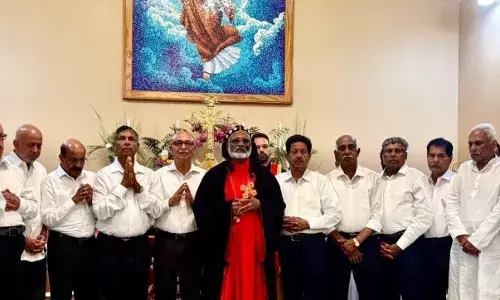 യേശുദേവന്റെ ത്യാഗ സ്മരണകള്‍ ഉണര്‍ത്തി കാല്‍ കഴുകള്‍ ശുശ്രൂഷ; നവ്യാനുഭവമായി ഹൂസ്റ്റണ്‍ സെന്റ് പീറ്റേഴ്‌സ് മലങ്കര കത്തോലിക്കാ ദേവാലയത്തില്‍ പെസഹ വ്യാഴാചരണം