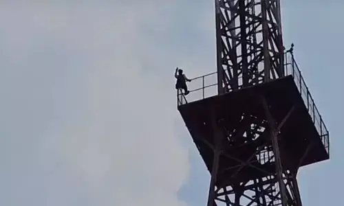 പാചകവാതക ക്ഷാമം രൂക്ഷം;  മുഖ്യമന്ത്രിയെ നേരിട്ടു കാണണം;  ഹൈദരാബാദില്‍ മൊബൈല്‍ ടവറിന് മുകളില്‍ കയറി ഓട്ടോ ഡ്രൈവറുടെ പ്രതിഷേധം