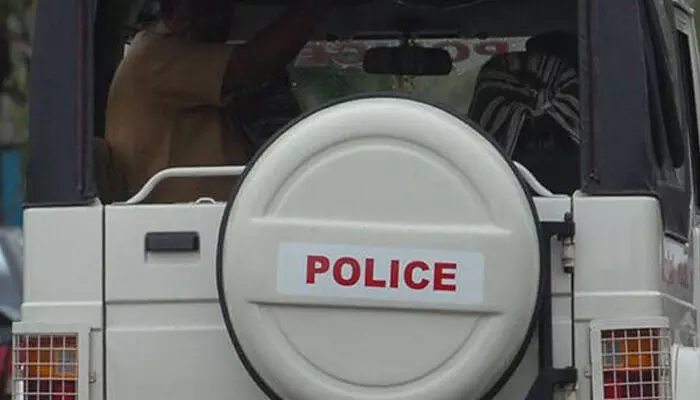 യുവാവിനെ സൗഹൃദം നടിച്ചു വിളിച്ചു വരുത്തി പണവും മൊബൈല് ഫോണും കവര്ന്ന കേസ്; നാലു പേര്ക്കായി തിരച്ചില് യുവാവിനെ സൗഹൃദം നടിച്ചു വിളിച്ചു വരുത്തി പണവും മൊബൈല് ഫോണും കവര്ന്ന കേസ്; നാലു പേര്ക്കായി തിരച്ചില്